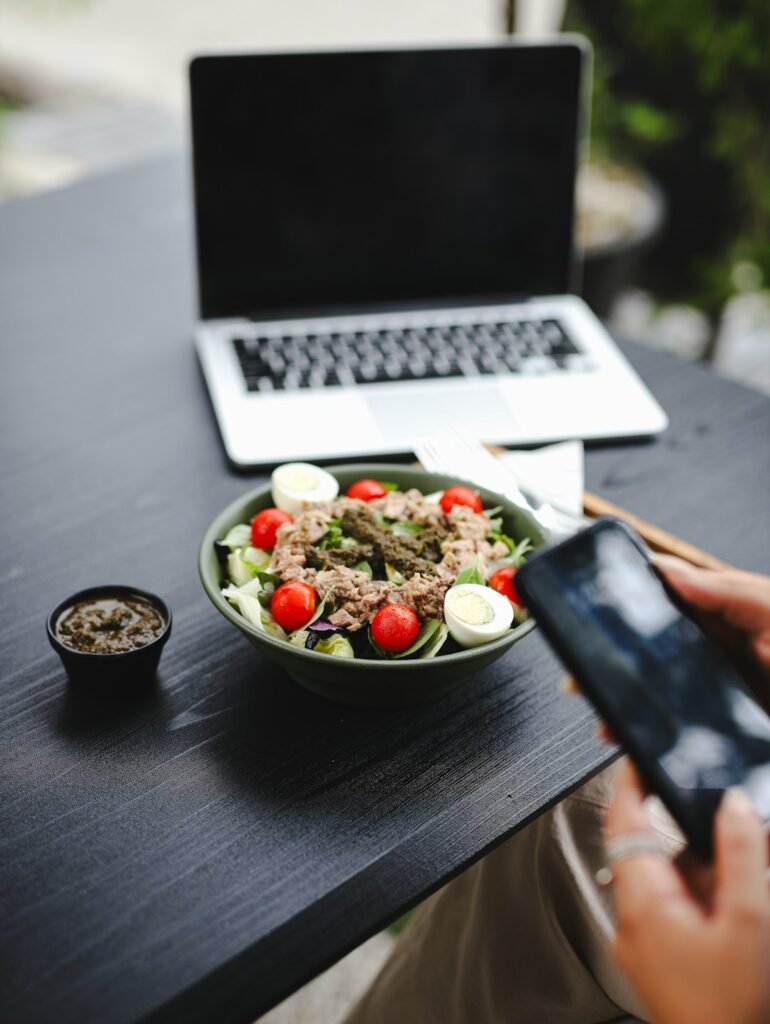 Imagen actual: Logging a meal photo for CGM weight loss tracking