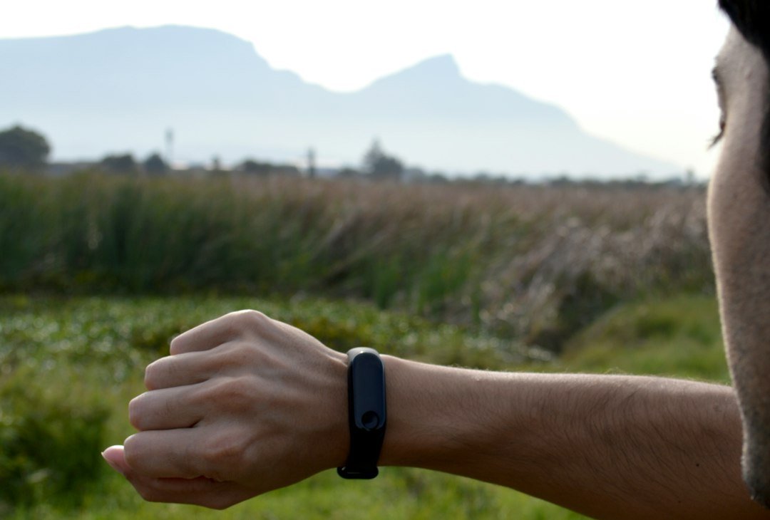 Man checking recovery data on a screenless band