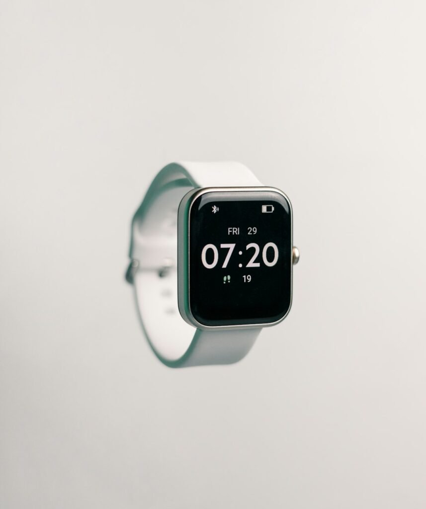 Imagen actual: Smartwatch next to a glucose testing device